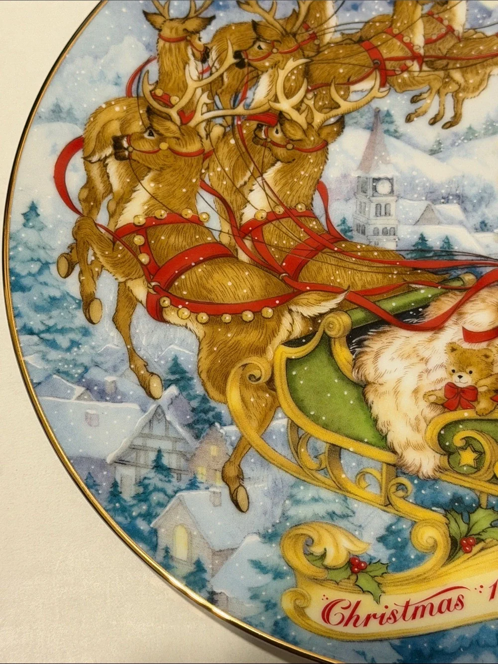 Avon 1993 Holiday Plate with 22K gold rim. Santa Sleigh Scen